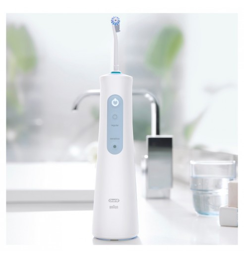 Набор электрическая зубная щетка Oral-B Vitality black + Ирригатор Oral-B Aquacare 4