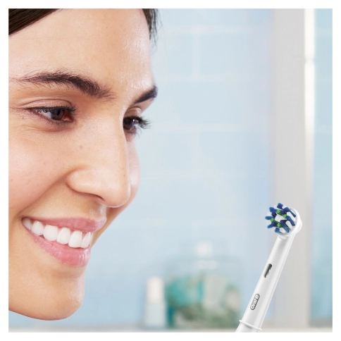 Электрическая зубная щетка Oral-B PRO 2 2500 Cross Action + Футляр 9