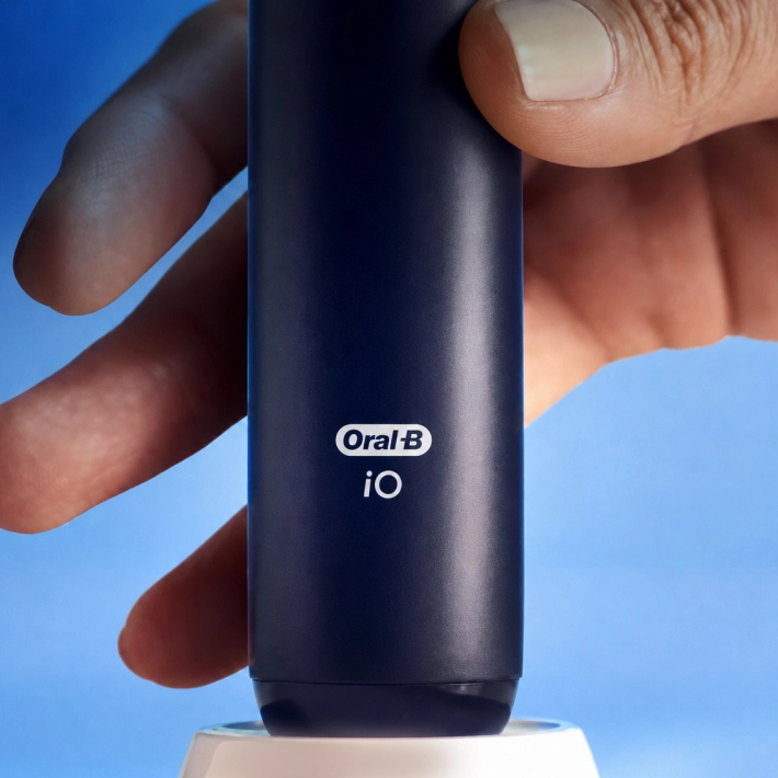Электрическая зубная щетка Oral-B Pro 750 D16.513.UX c футляром для путешествий Design Edition черная