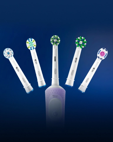 Электрическая зубная щётка Oral-B Vitality Pro + Насадка для эффективной чистки Oral-B CrossAction (4 шт)